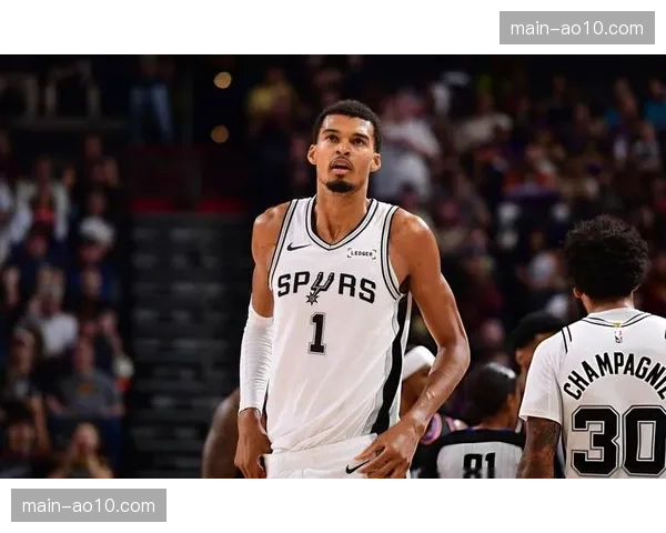 文班亚马攻防影响力复盘：在场时马刺净效率值达+24.9分析